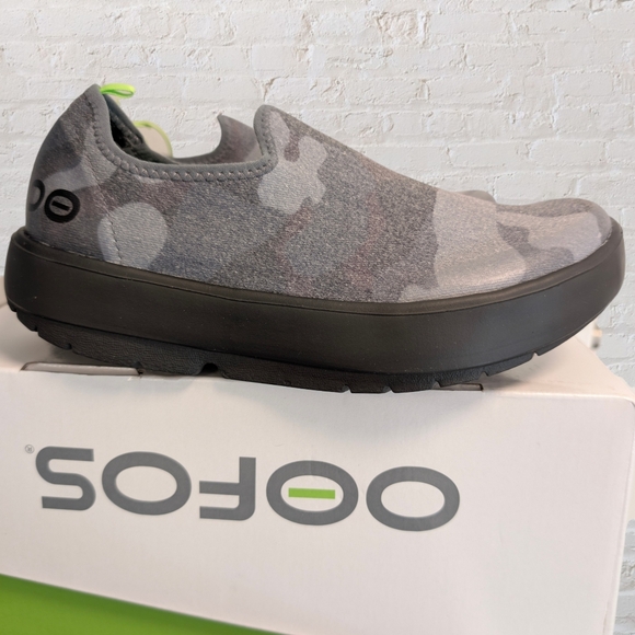 OOFOS Shoes - NWT women's OOFOS OOMG EEZEE LOW WOMEN'S - BLACK/BLACK CAMO Size 6
